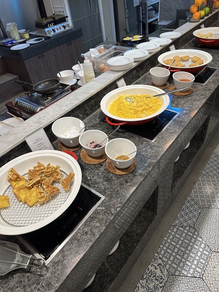 Hot dishes at the Andamiro breakfast buffet, Dyne Oceano Hotel: scrambled eggs, fried dishes and small side bowls